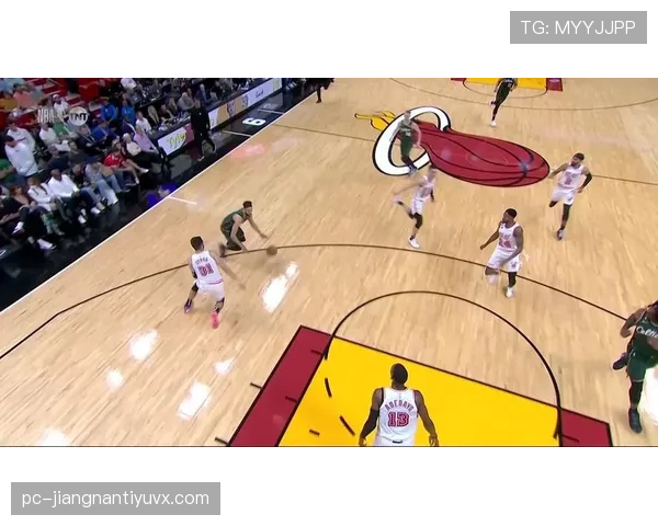 德里克·怀特突破创造机会效率提升显著带动球队攻防转换