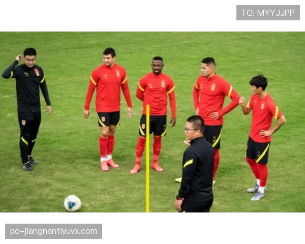 拉人犯规判罚到底有多难判？裁判视角详解冲突边界