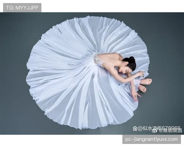 昌雅妮穿得像去参加派对，比赛场上却跟换了个人似的，感觉两个世界没人能懂